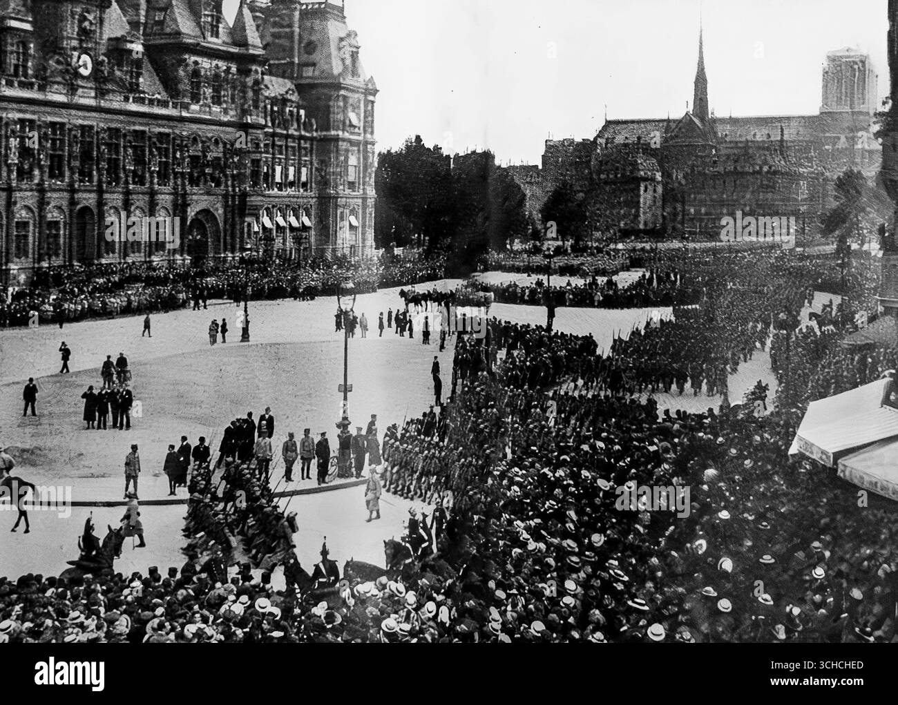 Trauerprozession von General Galliéni, Juni 1916, L’Illustration. Französische Truppen ziehen mit Sarg und Cortège vor dem Hôtel de Ville in Paris. Große Menschenmengen versammeln sich zu Ehren des verstorbenen Generals, der für seine entscheidende Rolle bei der Rettung Paris während der Schlacht an der Marne in Erinnerung gerufen wurde. Dieses feierliche Kriegsbild vermittelt die Größe der nationalen Trauer in der französischen Hauptstadt während des Ersten Weltkriegs Stockfoto