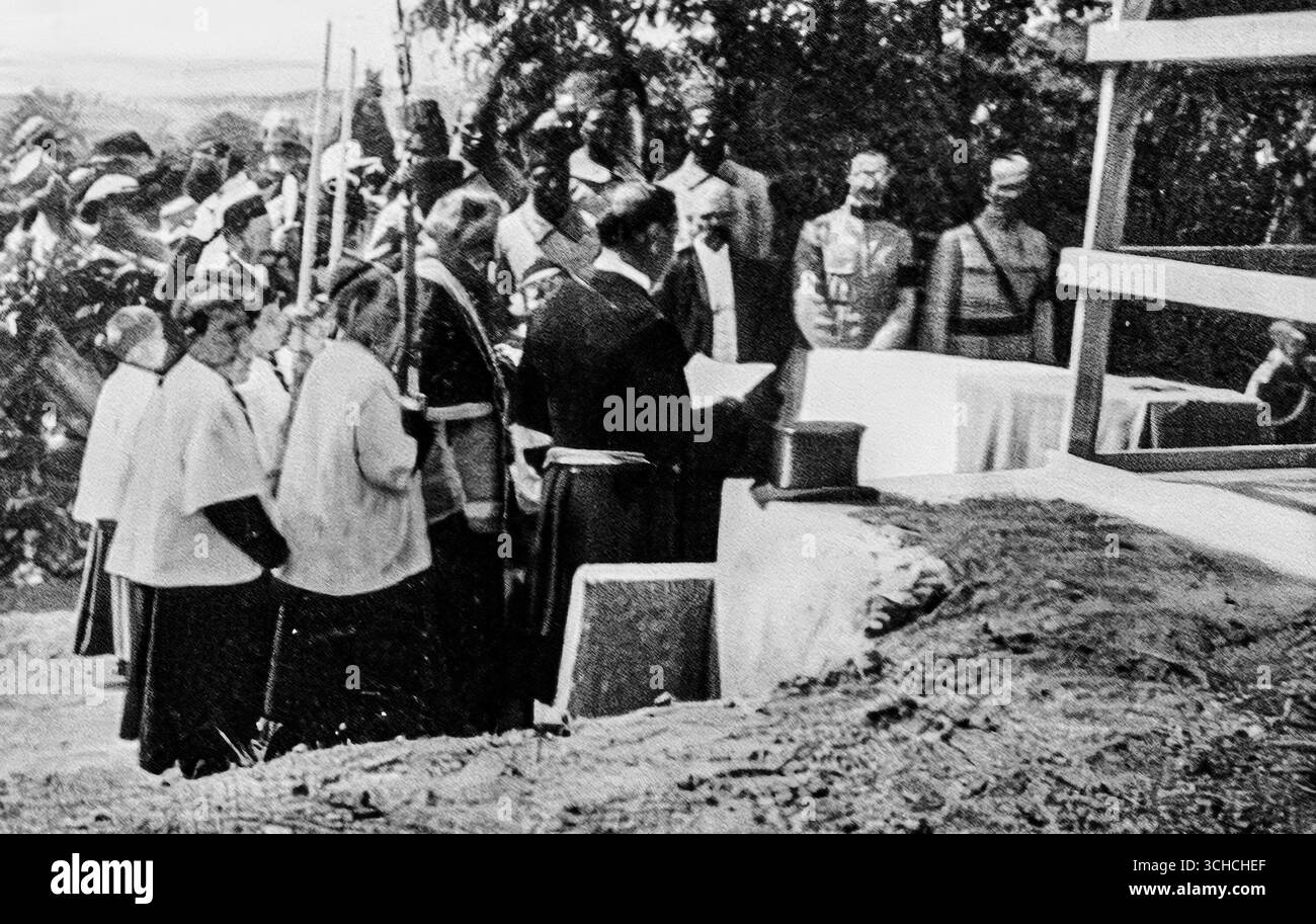 Beerdigung von General Galliéni, Saint-Raphaël, Juni 1916, veröffentlicht in L’Illustration. Das Foto zeigt die letzte Begräbniszeremonie mit Klerus, Bürgermeister und Beamten, die an der Grabstätte versammelt sind. Die Szene markiert den Abschluss nationaler Begräbnisriten für den französischen General, die die kollektive Trauer Frankreichs um den Führer der Pariser Verteidigung von 1914 symbolisieren. Stockfoto