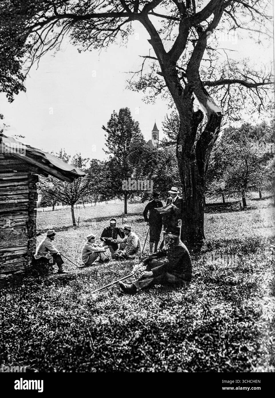 Foto des Ersten Weltkriegs aus L’Illustration, das französische Kriegsgefangene in der Schweiz zeigt, 1916. Gefangene Soldaten, die wegen Krankheit oder Wunden für dienstuntauglich befunden wurden, wurden nach internationalen Vereinbarungen in die neutrale Schweizer Versorgung überführt. Das Bild zeigt Internierte im Freien unter Bäumen, bewacht, aber in Ruhe, und symbolisiert einen seltenen Moment der Menschheit und Erleichterung fernab der Härte der deutschen Gefängnislager. Stockfoto