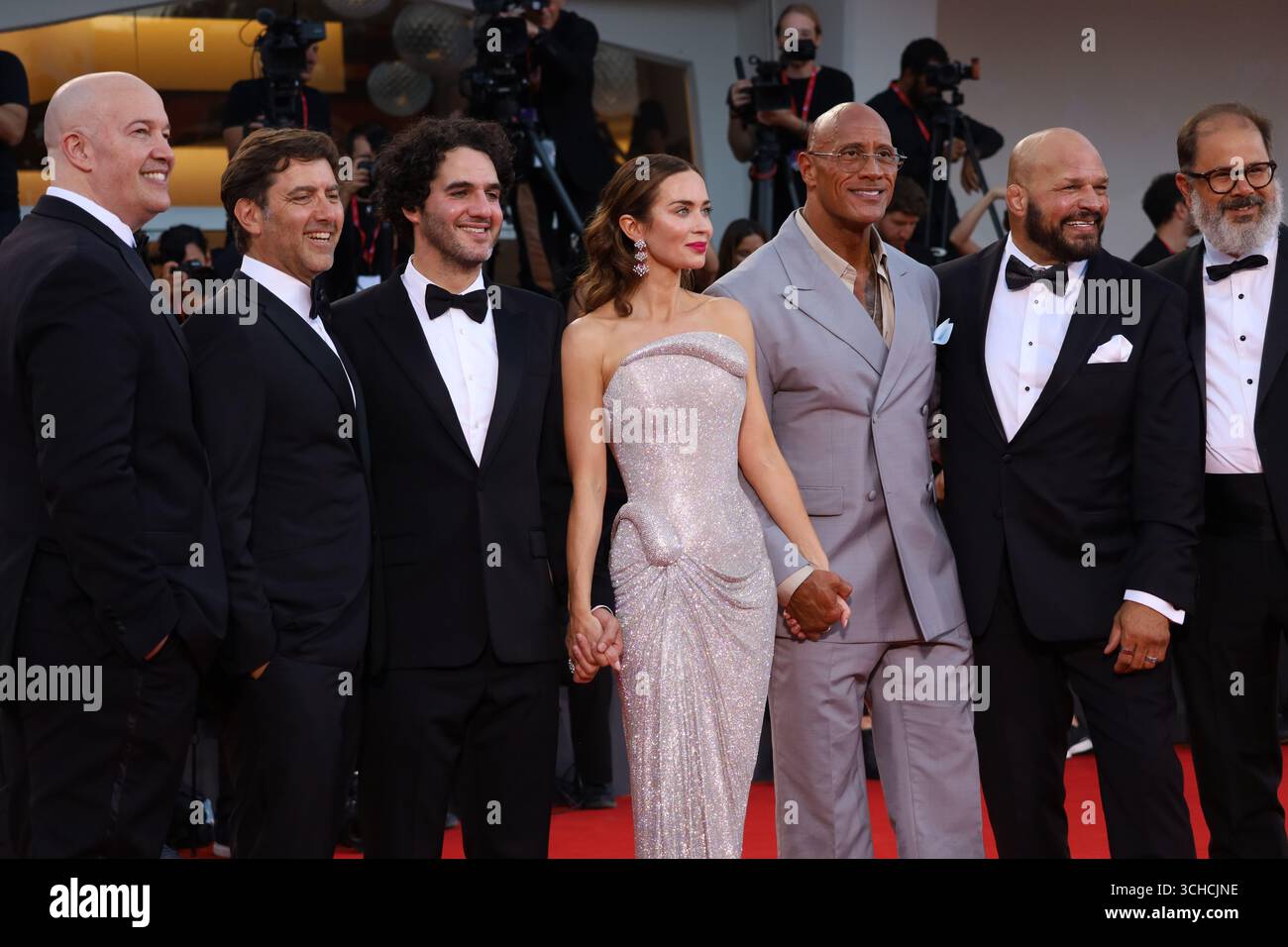 Venedig, Italien, 1. September 2025. Hiram Garcia, David Koplan, Regisseur Benny Safdie, Emily Blunt, Dwayne Johnson, Mark Kerr und Andrea Romeo kommen auf dem roten Teppich für die Gala-Vorführung des Films The Smashing Machine beim 82. internationalen Filmfestival Venedig in Venedig, Italien. Quelle: Doreen Kennedy/Alamy Live News. Stockfoto