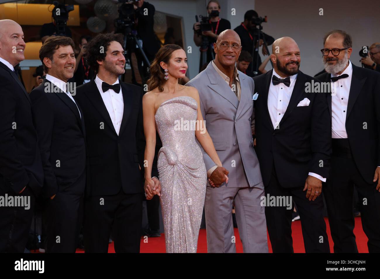 Venedig, Italien, 1. September 2025. Hiram Garcia, David Koplan, Regisseur Benny Safdie, Emily Blunt, Dwayne Johnson, Mark Kerr und Andrea Romeo kommen auf dem roten Teppich für die Gala-Vorführung des Films The Smashing Machine beim 82. internationalen Filmfestival Venedig in Venedig, Italien. Quelle: Doreen Kennedy/Alamy Live News. Stockfoto