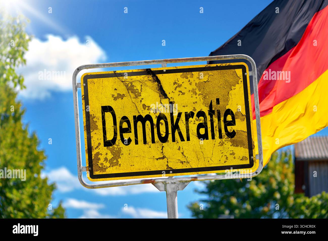 Deutschland - 31. August 2025: Eine Fotomontage, Ein verwittertes Schild mit der Aufschrift Demokratie vor der deutschen Flagge, symbolisiert die Bedrohung für Freiheit, Rechtsstaatlichkeit und Grundrechte durch wachsende Krisen und politischen Extremismus. *** Fotomontage, ein verwittertes Schild mit der Aufschrift Demokratie vor deutscher Flagge symbolisiert die Gefahr für Freiheit, Rechtsstaat und Grundrechte durch wachsende Krisen und politischen Extremismus. Stockfoto