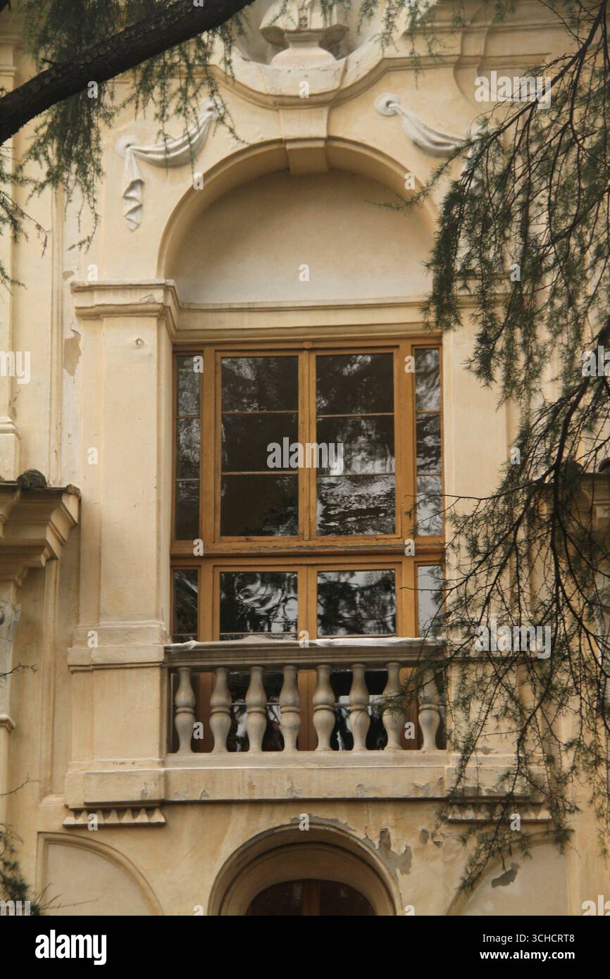 Wunderschönes Fenster im historischen Zentrum von Ravenna, Italien Stockfoto