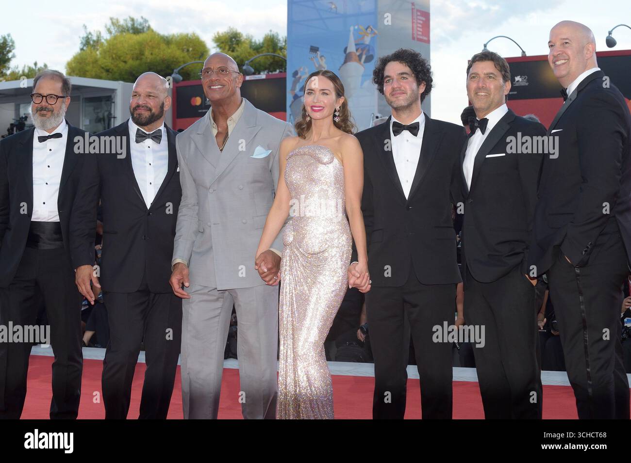 Venezia, Italien. September 2025. Andrea Romeo, Mark Kerr, Dwayne Johnson, Emily Blunt, Benny Safdie, David Koplan und Hiram Garcia nehmen am Montag, 1. September 2025, in Venedig, Italien, am 82. internationalen Filmfestival von Venedig teil. Foto: Rocco Spaziani/UPI Credit: UPI/Alamy Live News Stockfoto