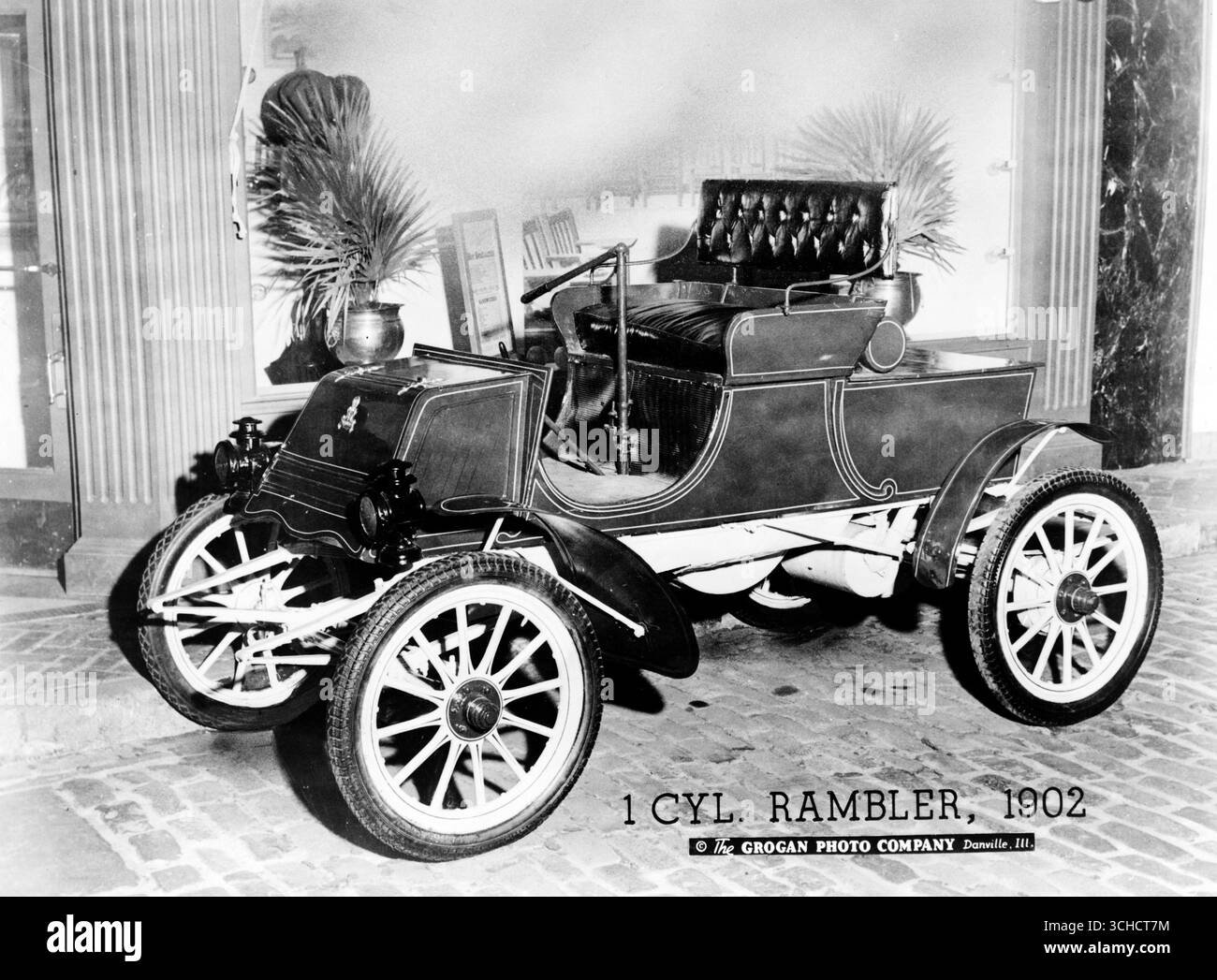 Automobilgeschichte – Antique Car, 1-Zylinder-Rambler, 1902 (aufgenommen um 1944 von Grogan Photo Company) Stockfoto