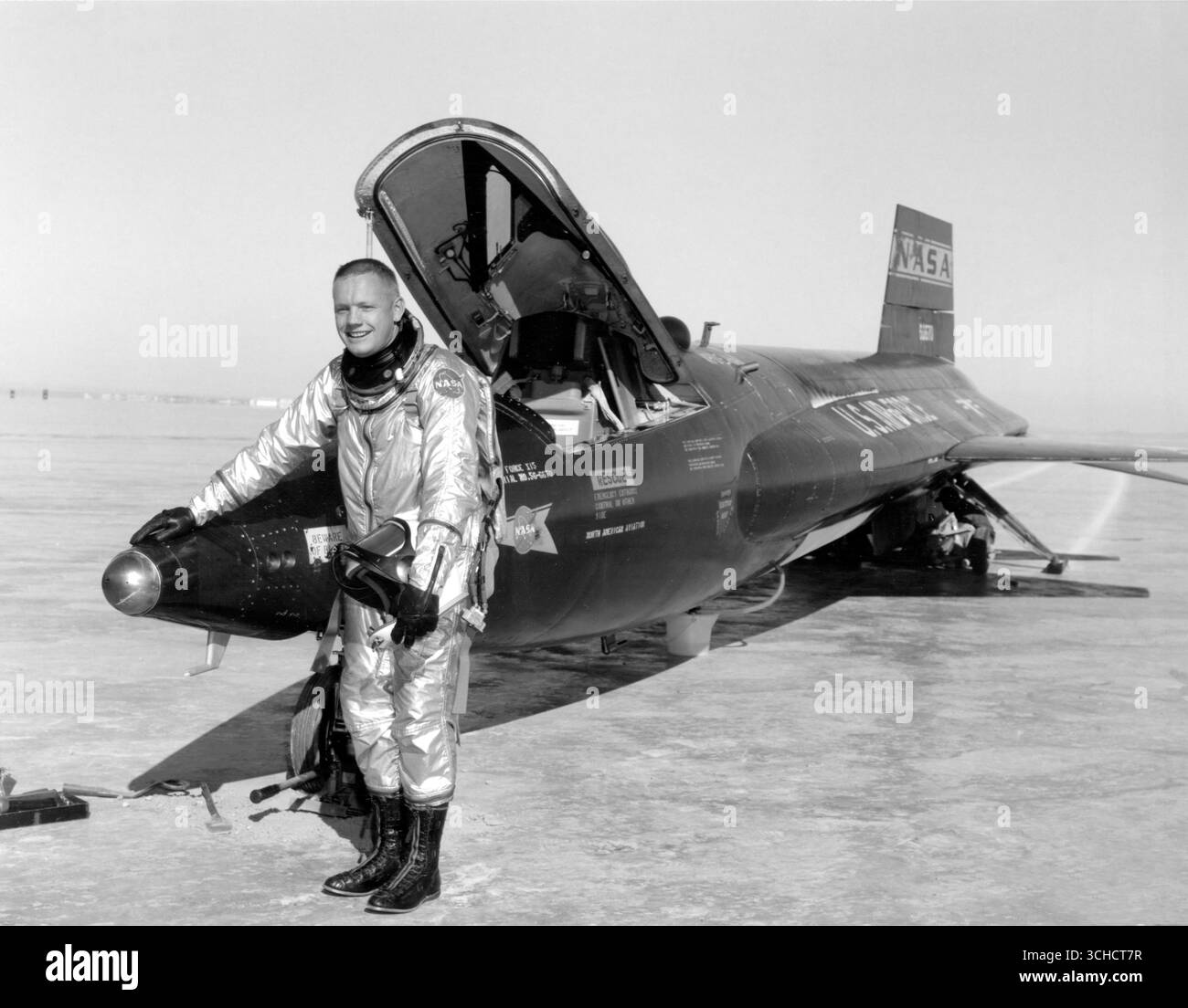 Dryden-Pilot Neil Armstrong wird hier neben dem X-15-Schiff gesehen. Foto von der NASA. Das Flight Research Center der NASA auf der Edwards Air Force Base in Kalifornien. Stockfoto