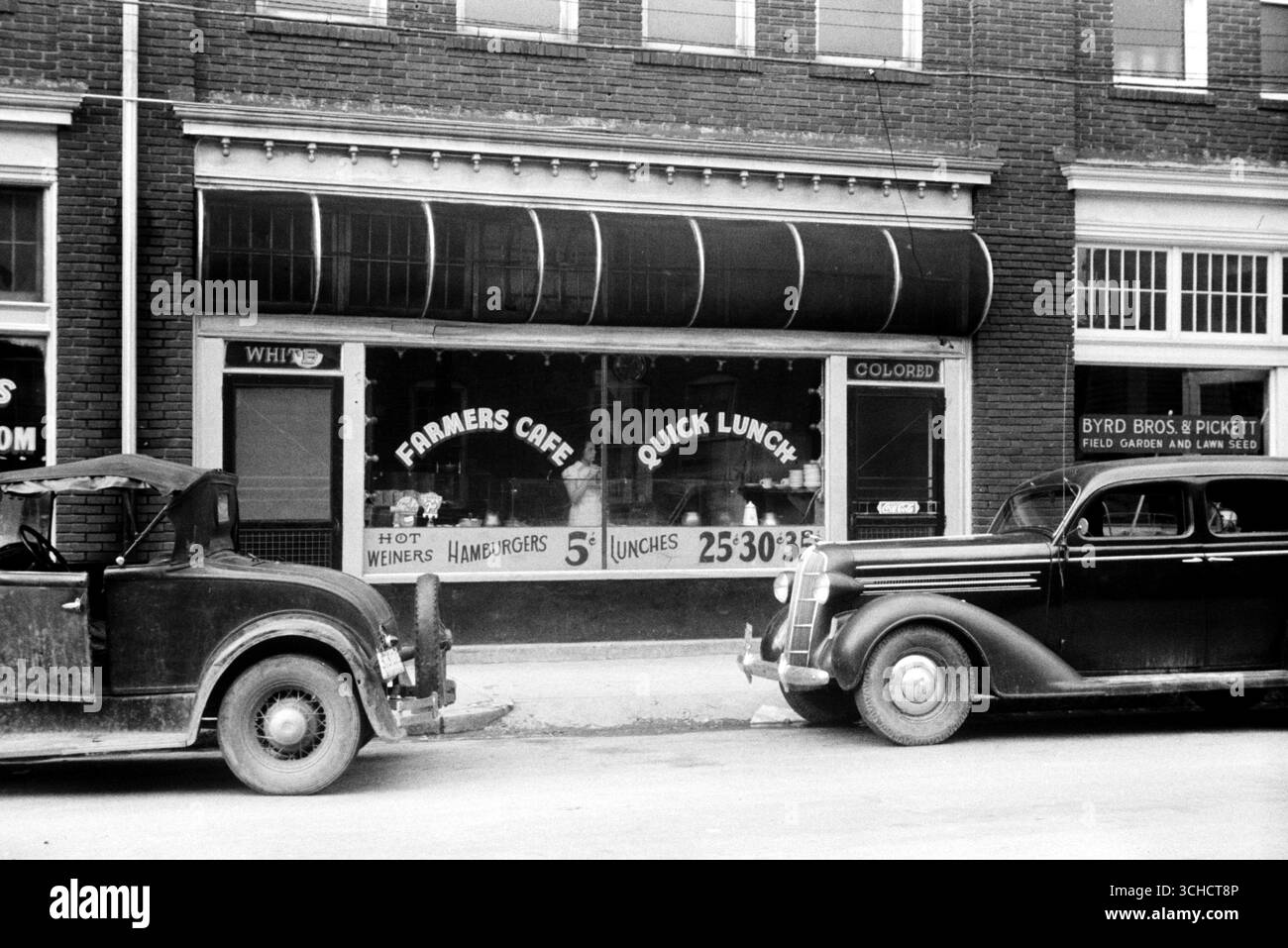 Separate Eingänge – Farmers Cafe – Quick Lunch – Oldtimer, weiße und farbige Tür mit Coca-Cola-Schild, Vintage Street Photo, Durham, North Carolina 1940 – Jack Delano Foto Stockfoto