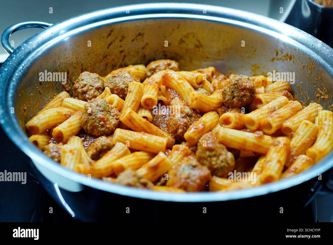 Hausgemachte Fleischbällchen mit Tomatensauce Stockfoto