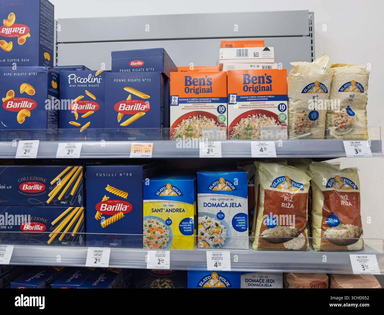 Budapest, Ungarn – 30. Juli 2025: Kombination aus blauem Barilla Piccolini und orangenem Bens Originalverpackung im Einzelhandel Stockfoto