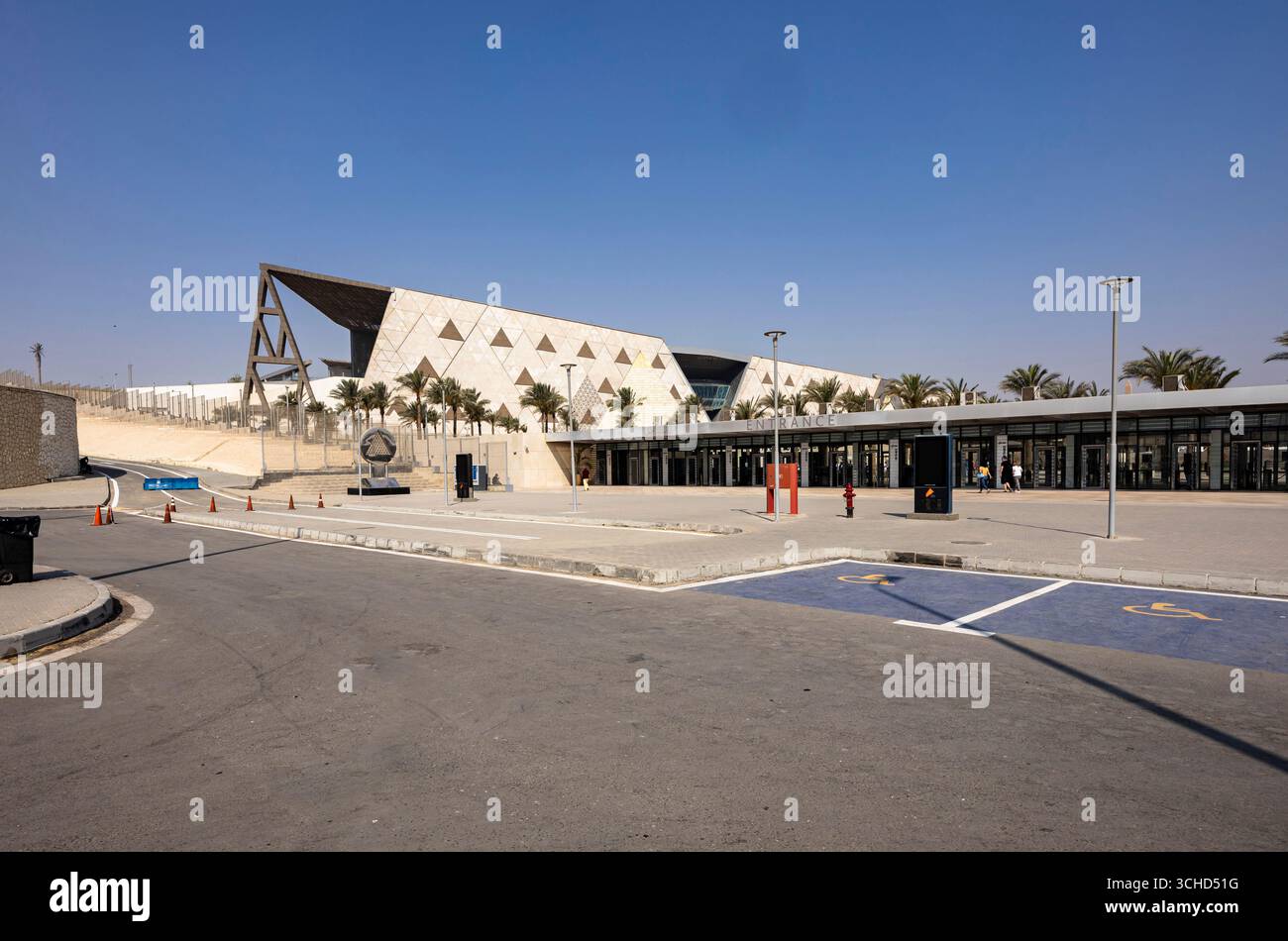 Großes Ägyptisches Museum (GEM), Haupteintrittstor, Blick vom Parkplatz, Gizeh, Ägypten, Nordafrika, Afrika Stockfoto
