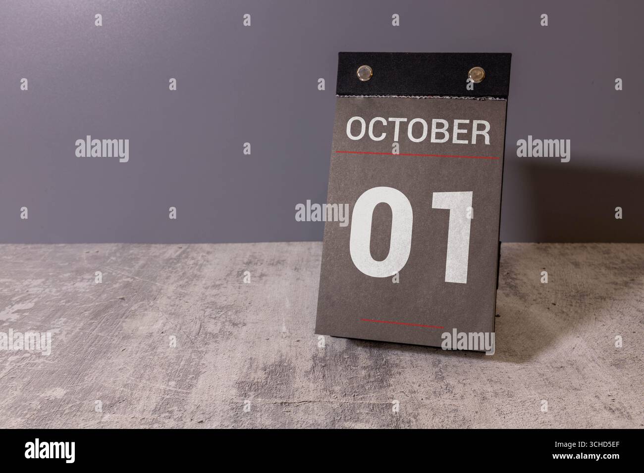 Oktober 1.. Bild von oktober 1 Holzfarbkalender auf blauem Hintergrund. Herbsttag. Leerer Raum für Text. Welt-Vegetarier-Tag Stockfoto