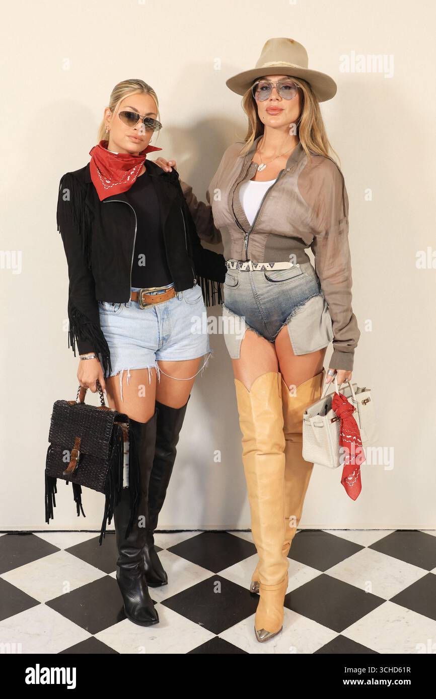 Frankreich. September 2025. Mélanie da Cruz und Victoria Triay nehmen an der Austin Post Show in Paris am 1. September 2025 teil. Foto: Jerome Domine/ABACAPRESS.COM Credit: Abaca Press/Alamy Live News Stockfoto