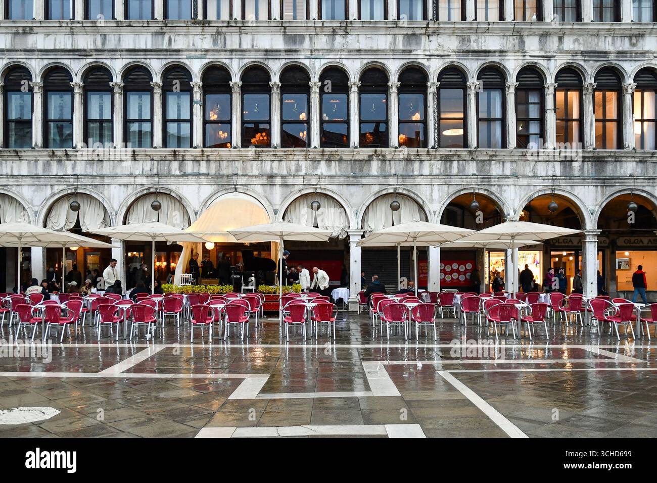 Das historische Gran Caffè Quadri wurde 1775 auf dem Markusplatz von Giorgio Quadri eröffnet, einem Levantiner aus Korfu, der türkischen Kaffee nach Venedig brachte Stockfoto Das historische Gran Caffè Quadri wurde 1775 auf dem Markusplatz von Giorgio Quadri eröffnet, einem Levantiner aus Korfu, der türkischen Kaffee nach Venedig brachte Stockfoto