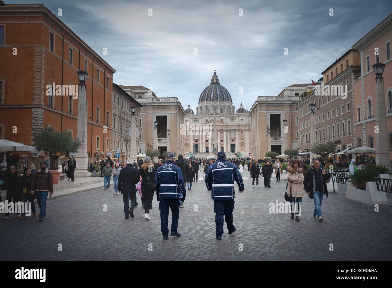 ROM, ITALIEN - 19. JANUAR 2025: Zwei Polizia Roma Capitale patrouillieren auf dem Weg zum Petersdom in Rom. Es ist die örtliche Stadtpolizei Stockfoto