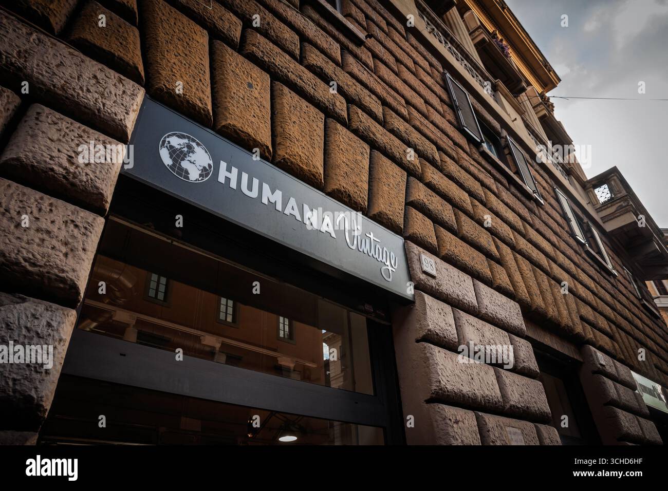 ROM, ITALIEN - 18. JANUAR 2025: Humana Vintage-Laden in Rom an einer rustikalen Fassade. Humana ist eine schweizer NGO, die sich auf den Wiederverkauf von Second Hand Clothi spezialisiert hat Stockfoto