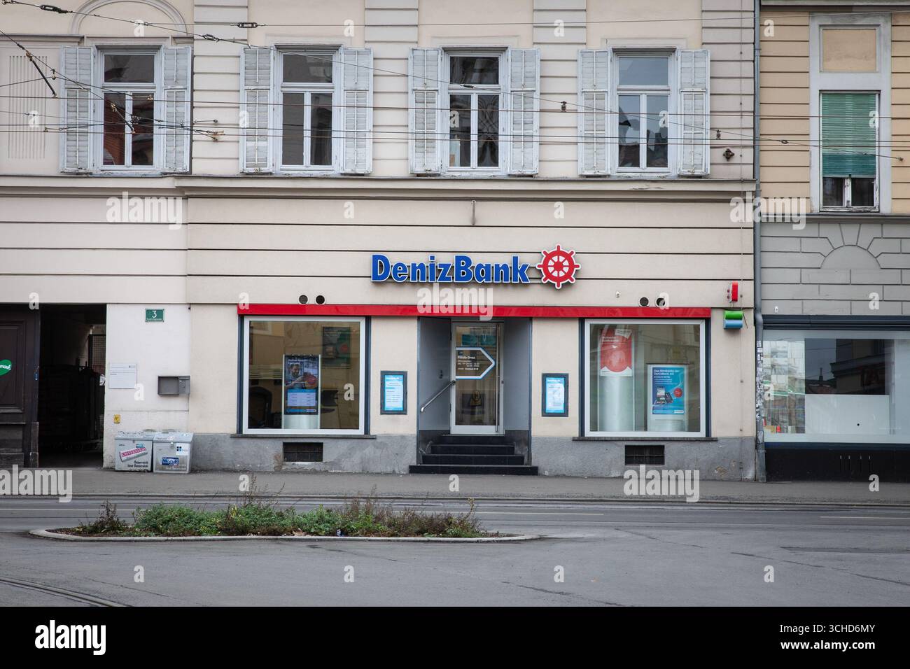 GRAZ, ÖSTERREICH - 23. DEZEMBER 2024: DenizBank-Niederlassung in Graz mit blauem und rotem Branding. Die DenizBank ist eine türkische Privatkunden- und Investmentbank mit Sitz in der EU Stockfoto