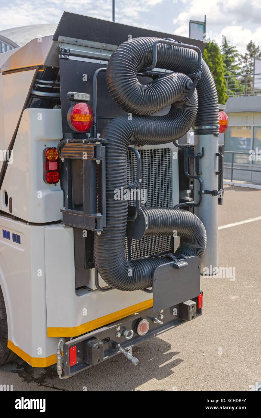 Straßenkehrmaschine Mit Vakuumsaugung Und Flexiblem Schlauchreiniger Stockfoto