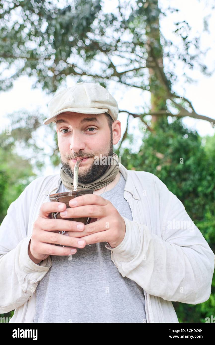 Der hispanische Mann verbringt Freizeit im Freien und genießt einen Drink Mate, eine traditionelle argentinische Infusion. El Palmar Nationalpark, Entre Rios, Argentinien. Stockfoto