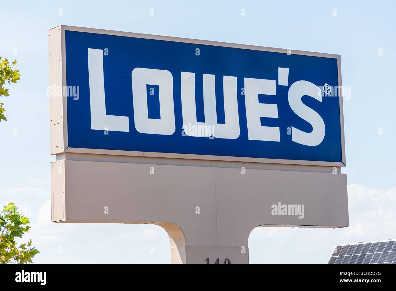 Orem, Utah – 1. September 2025: Ein Lowe’s Schild erhebt sich auf einem hohen weißen Pol am 140 W University Pkwy. Lowe’s ist der weltweit führende Einzelhändler für Heimarbeit. Stockfoto