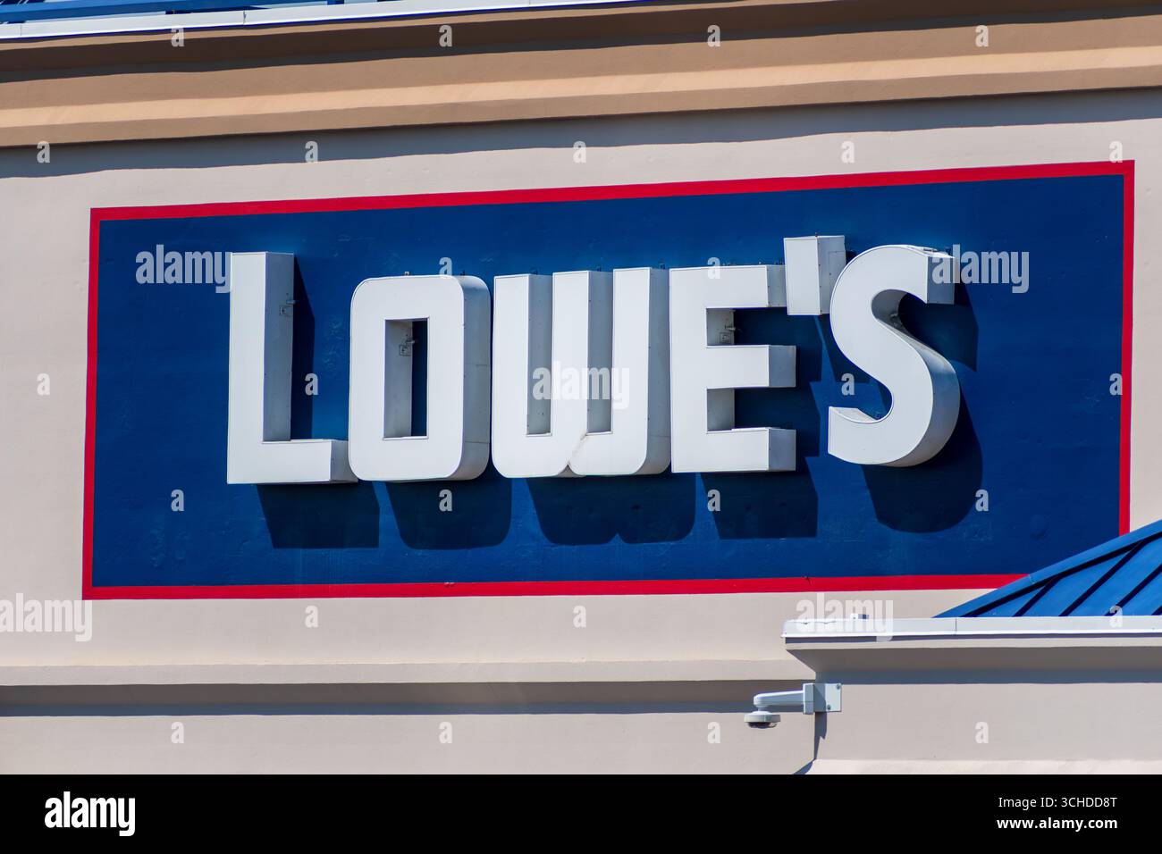 Orem, Utah – 1. September 2025: Eine Nahaufnahme des Lowe-Schilds an der Außenfassade des Gebäudes. Lowe’s ist der weltweit führende Einzelhändler für Heimarbeit. Stockfoto