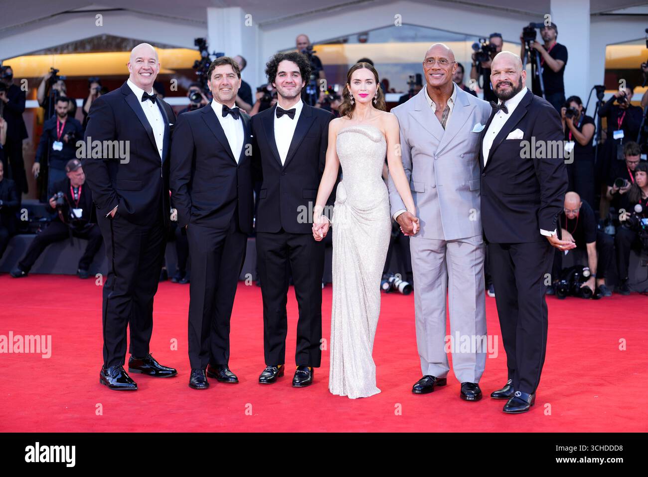 Venedig Lido, Italien. September 2025. Hiram Garcia, Benny Safdie, Emily Blunt, Dwayne Johnson und Mark Kerr besuchen den roten Teppich „The Smashing Machine“ während des 82. Internationalen Filmfestivals von Venedig. Quelle: SOPA Images Limited/Alamy Live News Stockfoto
