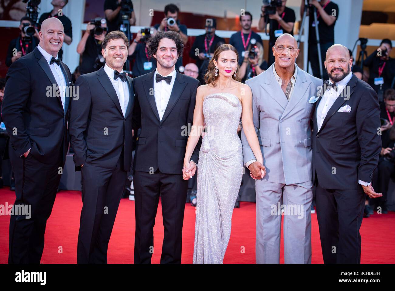 Venedig, Italien. September 2025. Emily Blunt, Benny Safdie, Andrea Romeo, David Koplan, Dwayne Johnson, Hiram Garcia und Mark Kerr besuchen den roten Teppich „The Smashing Machine“ während des 82. internationalen Filmfestivals von Venedig. Quelle: SOPA Images Limited/Alamy Live News Stockfoto
