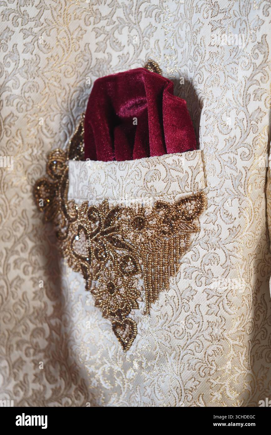 Elegantes Taschenfeld mit kompliziertem Design in formeller Kleidung Stockfoto