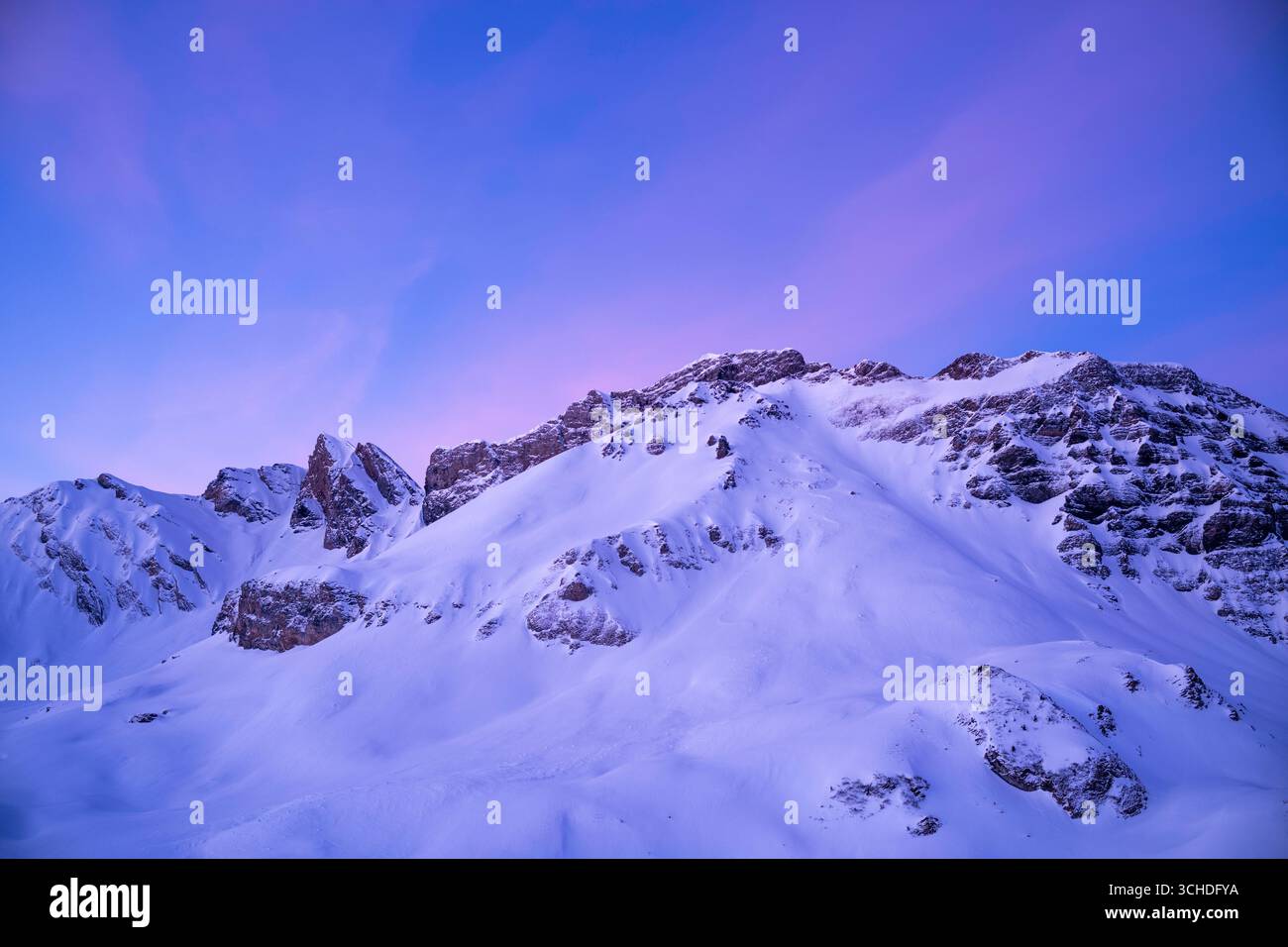 Die Hänge vor dem Frutt Mountain Resort, Obwalden, Schweiz, werden von einem warmen Abendlicht durchflutet. Es nähert sich dem Ende der Sking-Saison und Schnee. Stockfoto