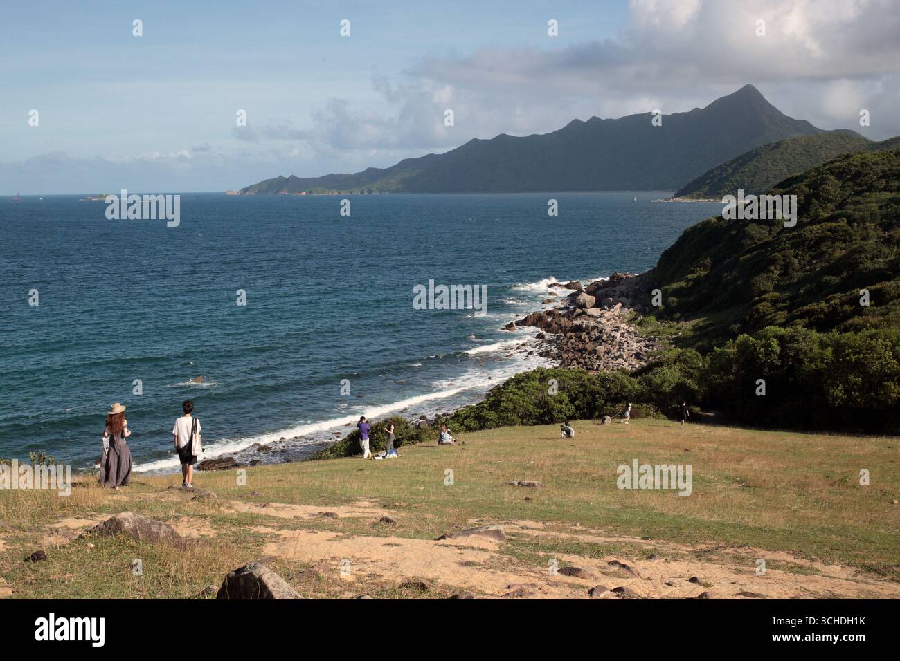 Blick auf Sharp Peak und Mirs Bay von Tap Mun Island, Hongkong - die Menschen im Vordergrund sind hauptsächlich chinesische Festlandtouristen Stockfoto