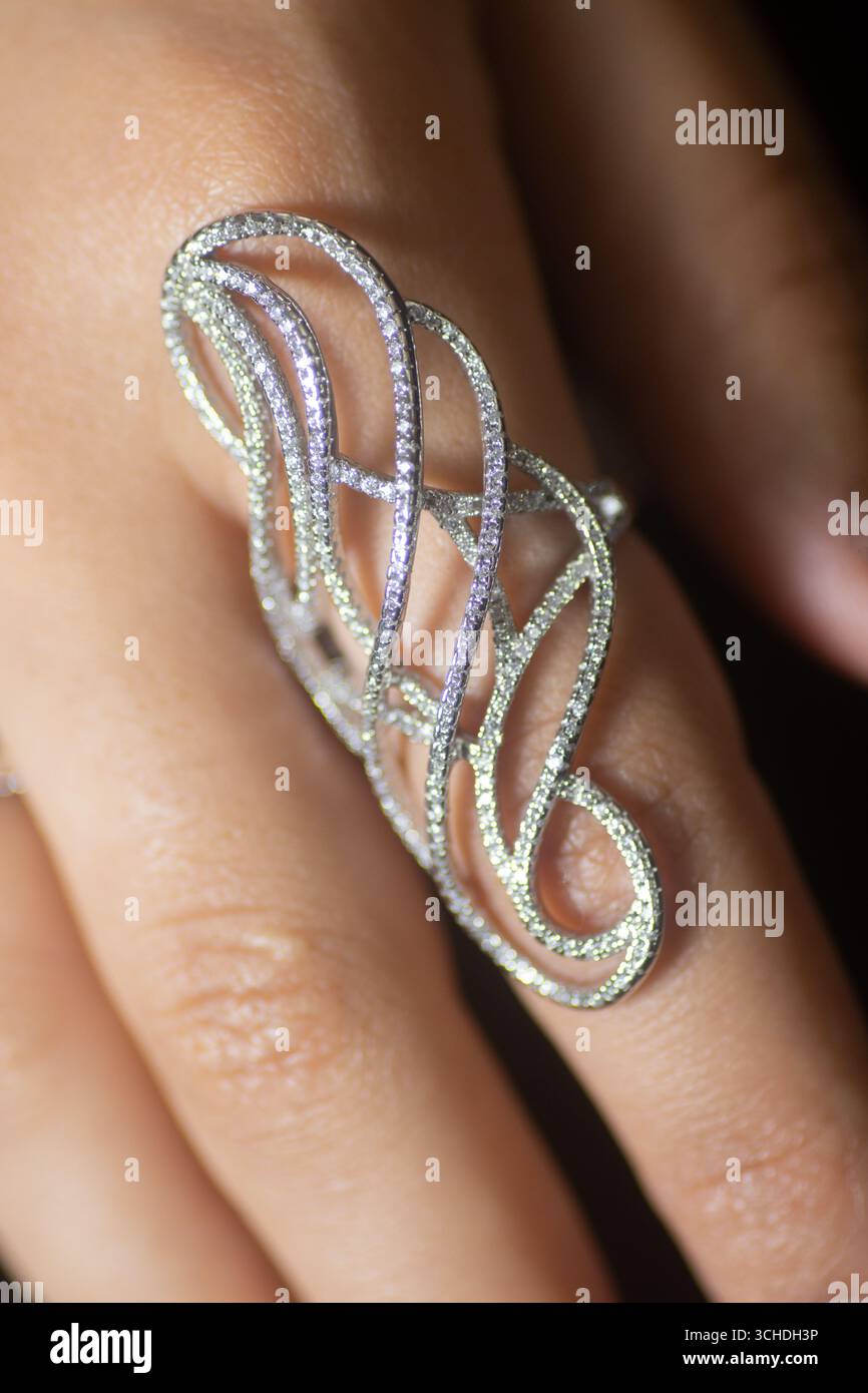 Nahaufnahme der Hand der Frau, die Schmuck trägt Stockfoto