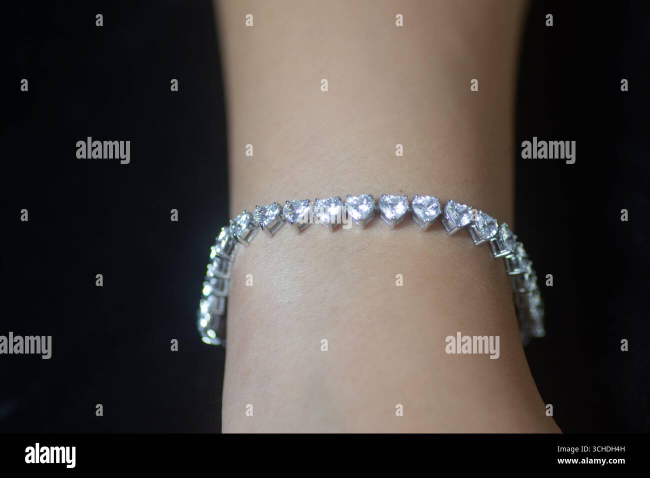 Nahaufnahme der Hand der Frau, die Schmuck trägt Stockfoto