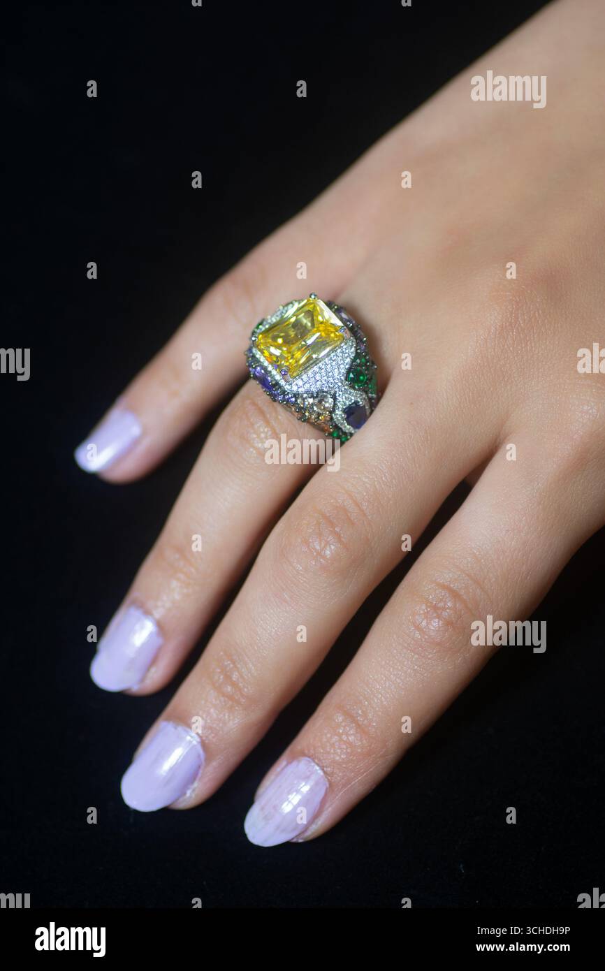 Nahaufnahme der Hand der Frau, die Schmuck trägt Stockfoto