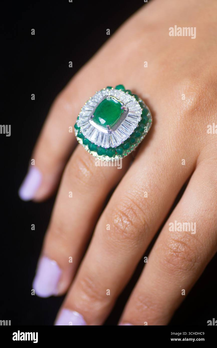 Nahaufnahme der Hand der Frau, die Schmuck trägt Stockfoto