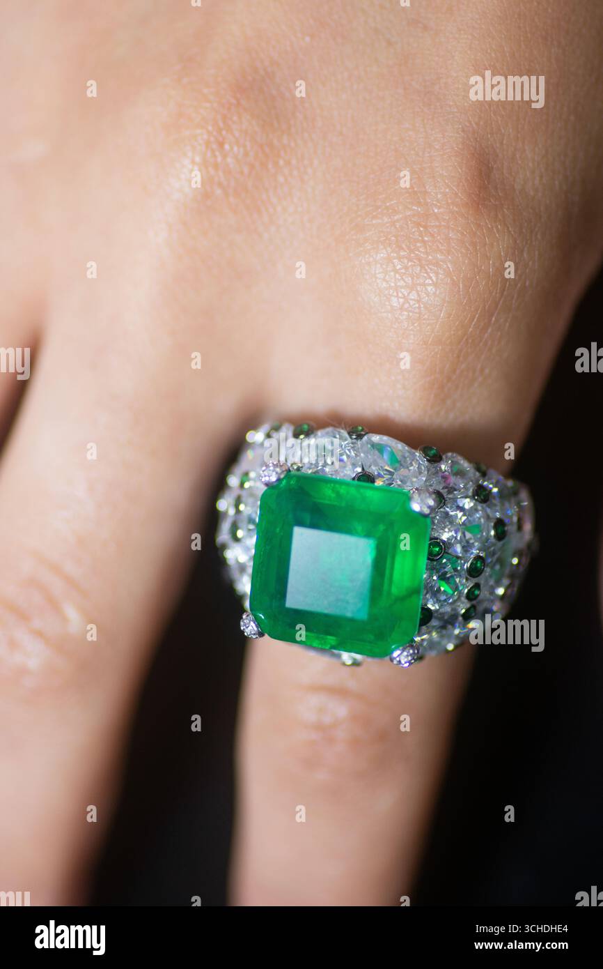 Nahaufnahme der Hand der Frau, die Schmuck trägt Stockfoto