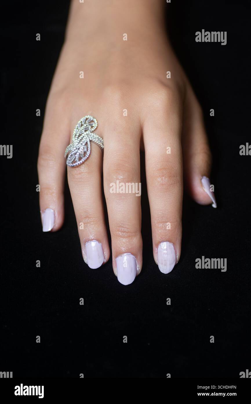Nahaufnahme der Hand der Frau, die Schmuck trägt Stockfoto