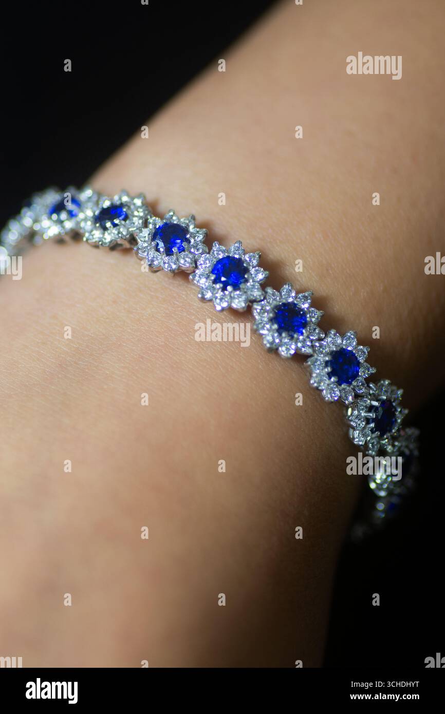 Nahaufnahme der Hand der Frau, die Schmuck trägt Stockfoto