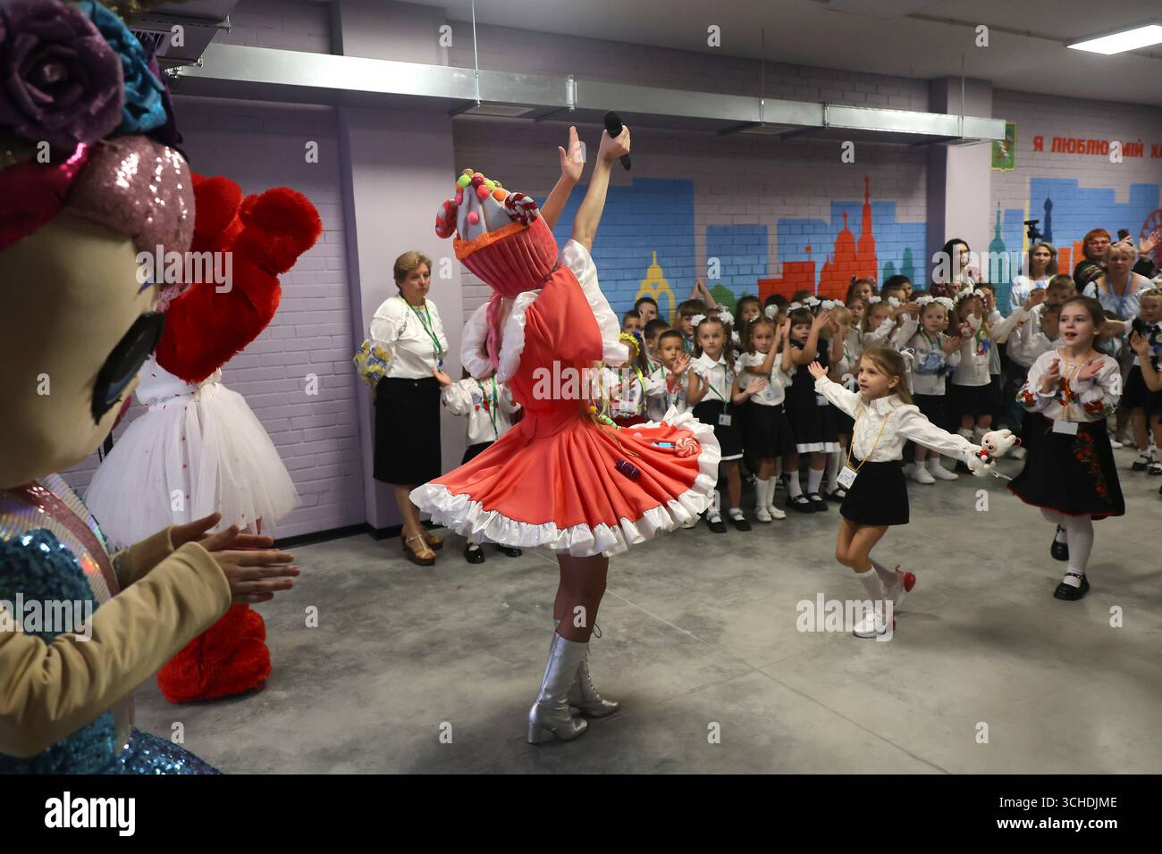 Nicht exklusiv: Ein Entertainer tritt während der ersten Glockenzeremonie in einer der drei unterirdischen Schulen auf, die zu Beginn der neuen Schule vorgestellt wurden Stockfoto