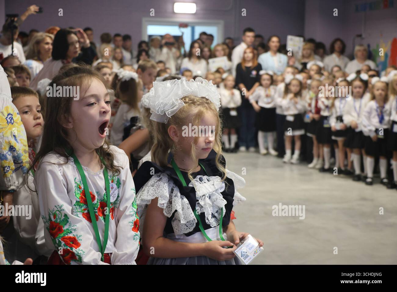 Nicht exklusiv: Ein Schüler gähnt während der ersten Glockenzeremonie in einer der drei unterirdischen Schulen, die zu Beginn der neuen academi enthüllt wurden Stockfoto