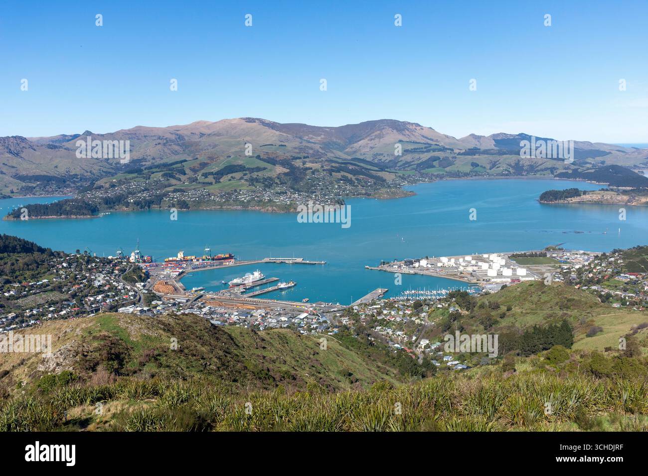 Hafen von Lyttelton vom Gipfel der Christchurch Gondelstation, Heathcote Valley, Heathcote, Christchurch (Ōtautahi), Region Canterbury, Neuseeland Stockfoto