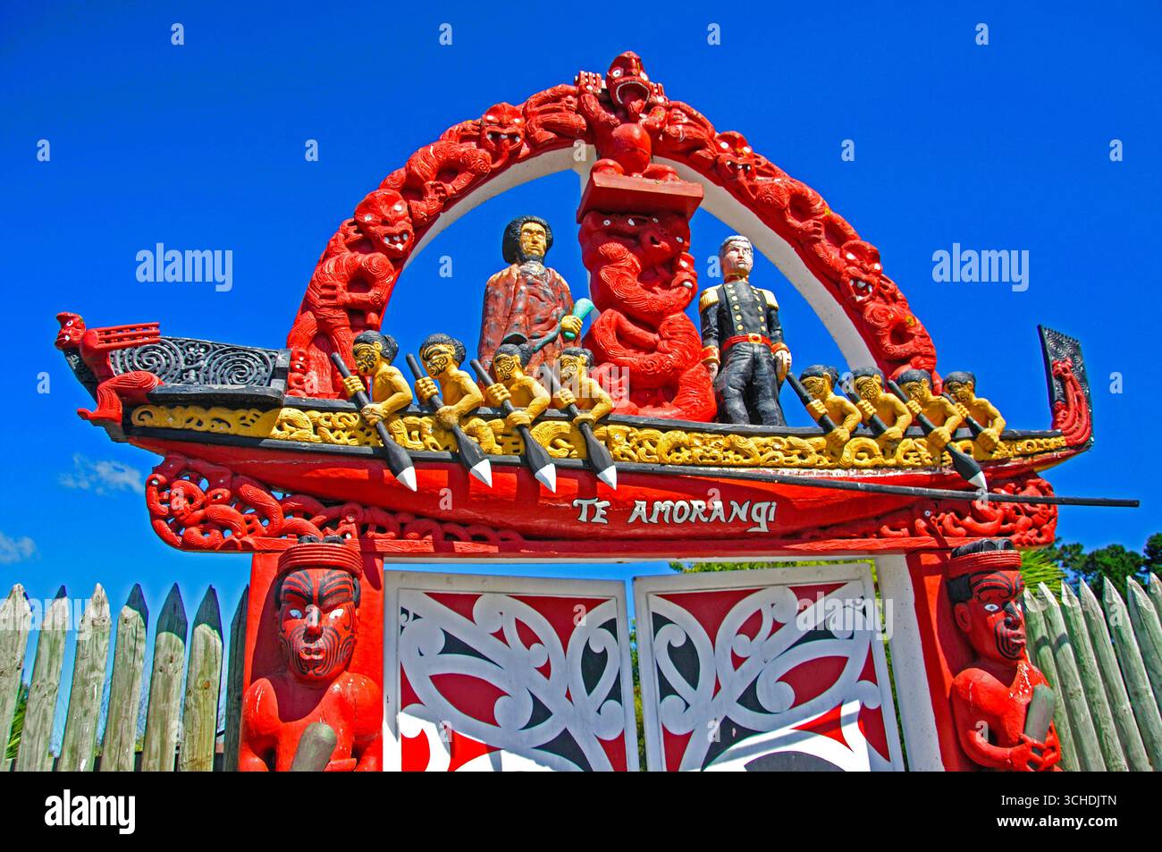 Maori-Schnitzereien auf Tor, Nga Hau E Wha nationalen Marae, Seiten Straße, Aranui, Christchurch, Canterbury, Südinsel, Neuseeland Stockfoto