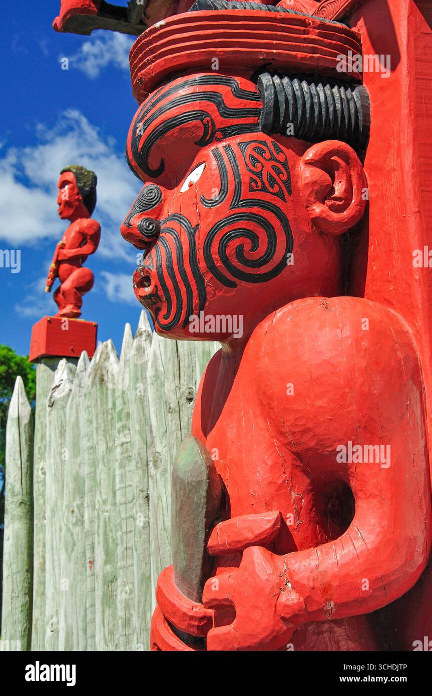 Maori-Schnitzereien von Tor, Nga Hau E Wha nationalen Marae, Seiten Straße, Aranui, Christchurch, Canterbury, Südinsel, Neuseeland Stockfoto