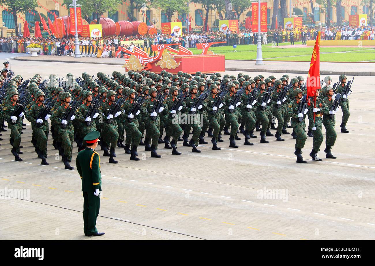 Hanoi, Vietnam. September 2025. Vietnamesische Truppen marschieren während einer Parade, um den 80. Jahrestag der Unabhängigkeit in der vietnamesischen Hauptstadt zu feiern. Quelle: BAC Pham/dpa/Alamy Live News Stockfoto