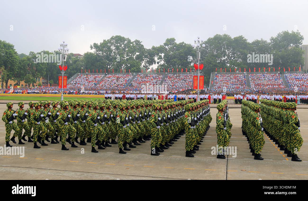 Hanoi, Vietnam. September 2025. Vietnamesische Truppen nehmen an einer Parade teil, um den 80. Jahrestag der Unabhängigkeit in der vietnamesischen Hauptstadt zu feiern. Quelle: BAC Pham/dpa/Alamy Live News Stockfoto