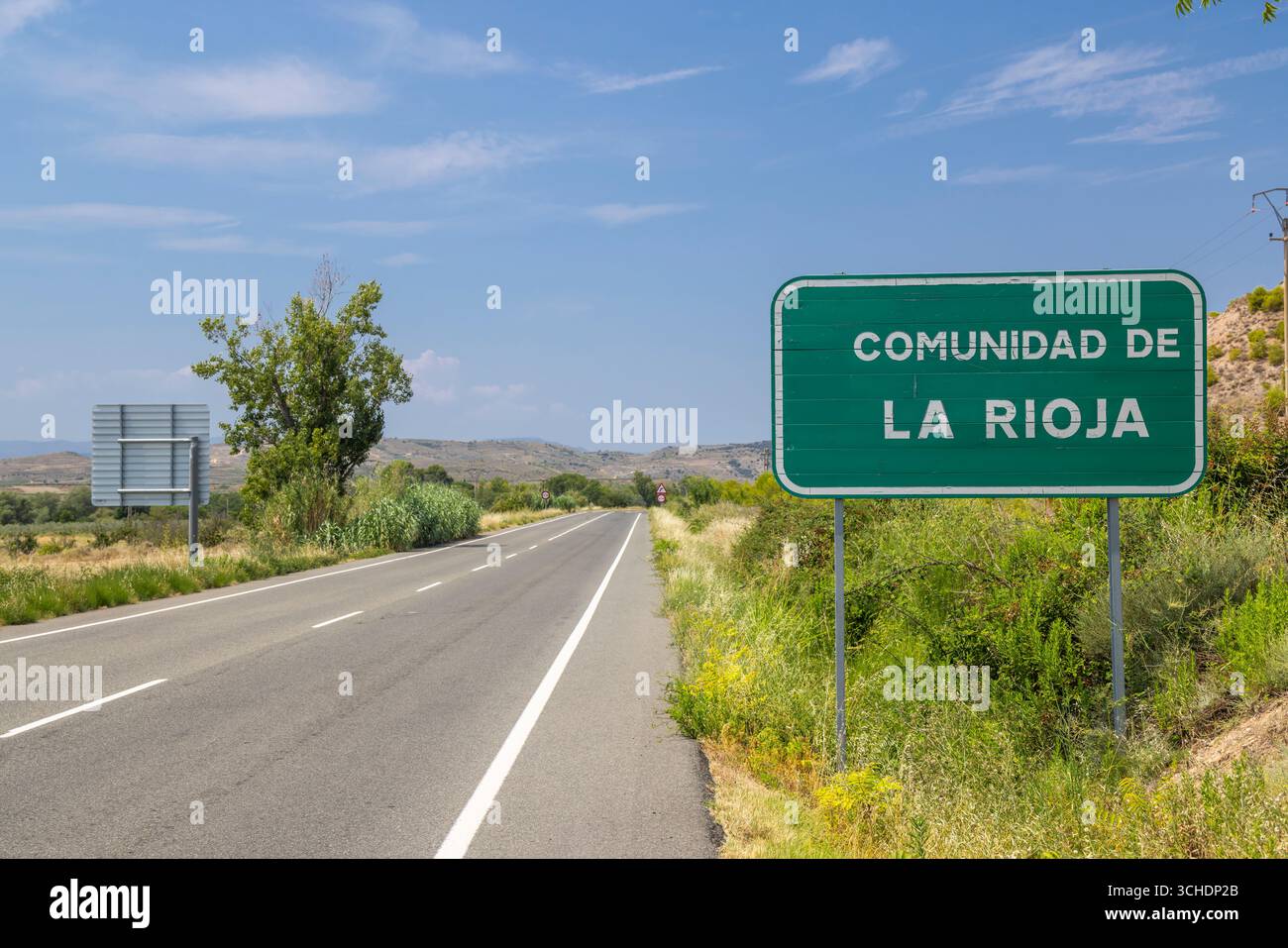 Straße nach La Rioja Comunidad mit grünem Straßenschild, das die autonome Gemeinschaft in Spanien anzeigt Stockfoto