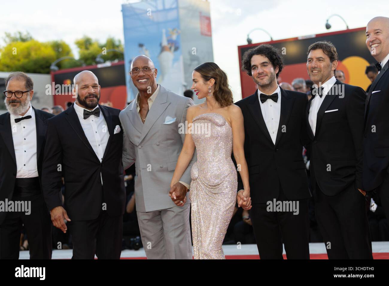 Venedig, Italien. September 2025. VENEDIG, ITALIEN - 01. SEPTEMBER: (L-R) Andrea Romeo, Mark Kerr, Dwayne Johnson, Emily Blunt, Benny Safdie, David Koplan und Hiram Garcia besuchen den roten Teppich „The Smashing Machine“ während des 82. internationalen Filmfestivals von Venedig am 01. September 2025 in Venedig, Italien.CAP/KA © Kristina Afanasyeva/Capital Pictures Credit: Capital Pictures/Alamy Live News Stockfoto
