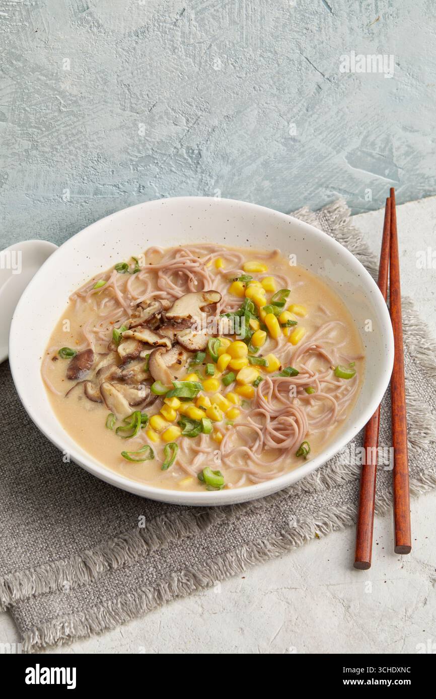 Ramen mit Mais und Shiitake-Pilzen Stockfoto