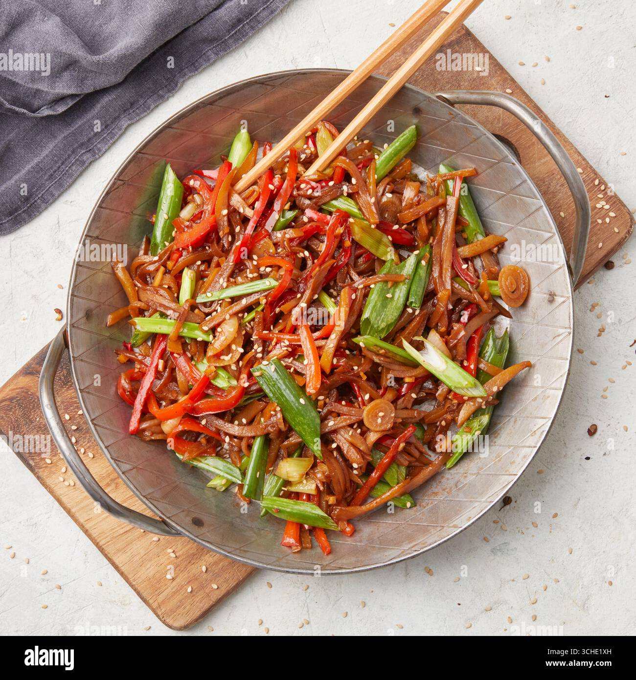 Süß-saure Kartoffelpfanne Stockfoto