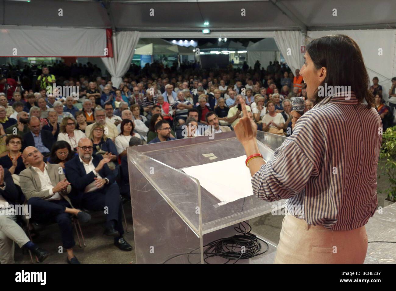 Modena. Elly Schlein, Sekretärin der Demokratischen Partei, trifft sich mit Aktivisten und Unterstützern der PD auf dem Festival der Provinzeinheit. Stockfoto