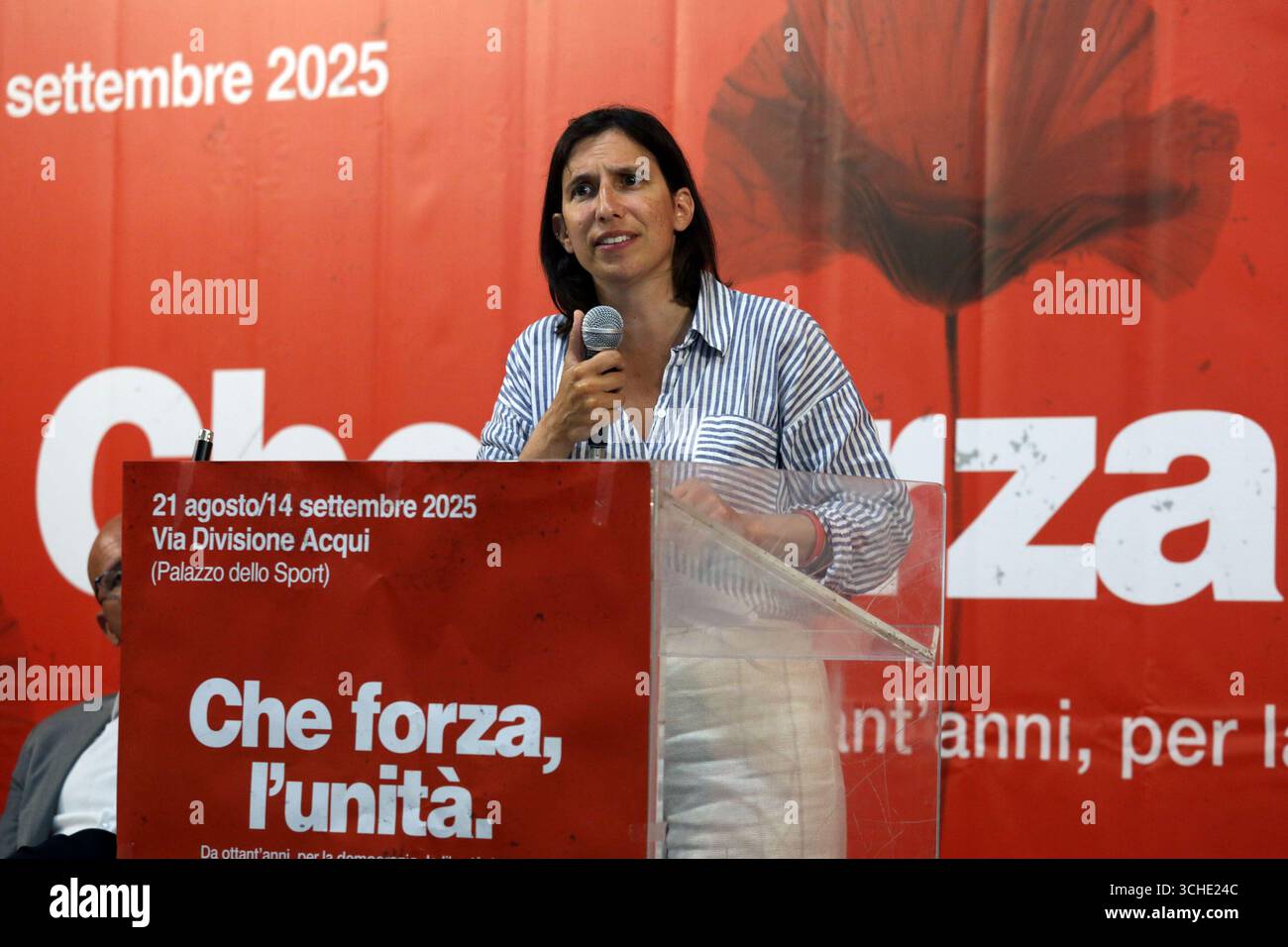 Modena. Elly Schlein, Sekretärin der Demokratischen Partei, trifft sich mit Aktivisten und Unterstützern der PD auf dem Festival der Provinzeinheit. Stockfoto