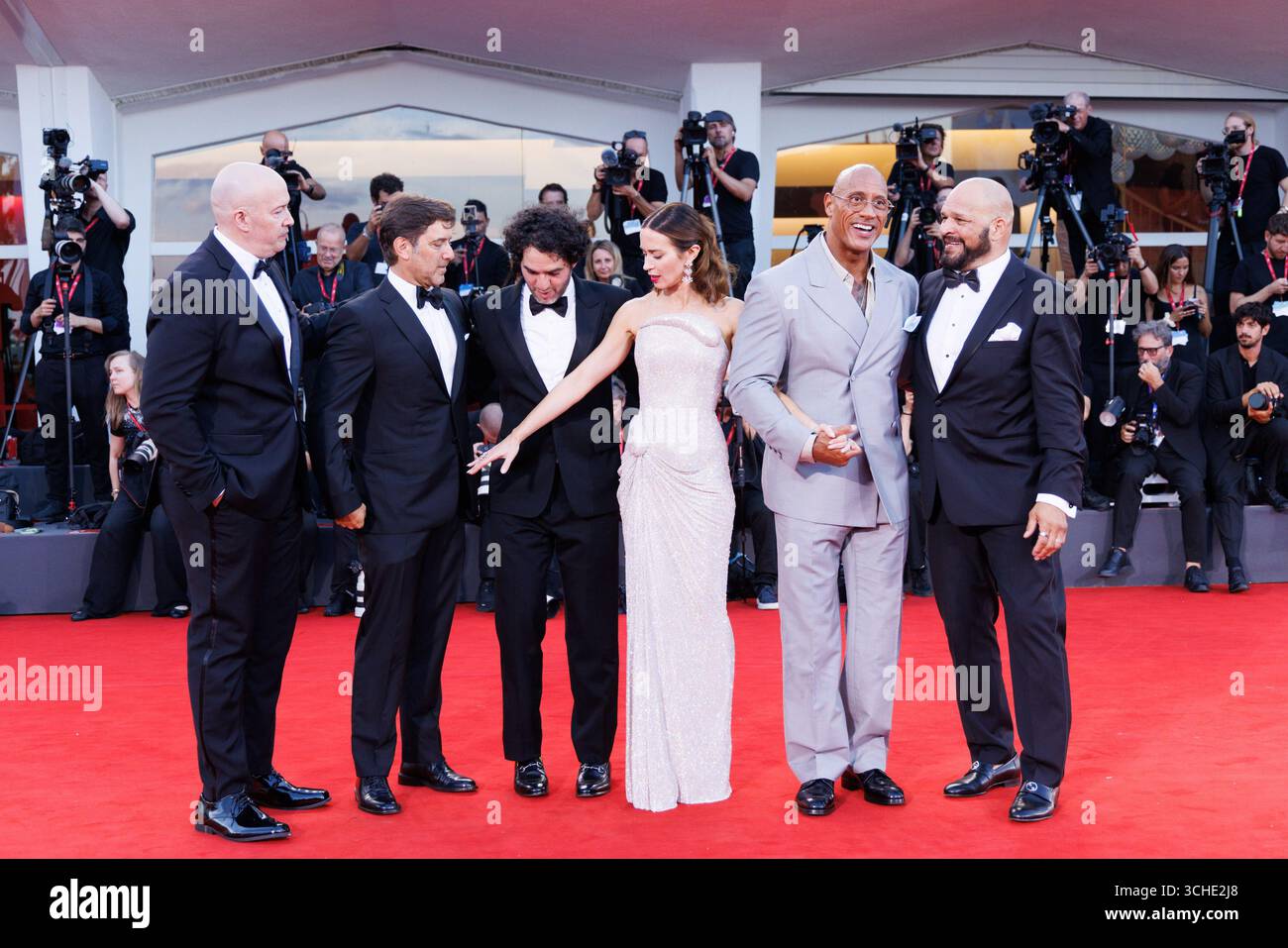 Emily Blunt, Benny Safdie, Andrea Romeo, David Koplan, Dwayne Johnson, Hiram Garcia und Mark Kerr nehmen während des roten Teppichs „The Smashing Machine“ Teil Stockfoto